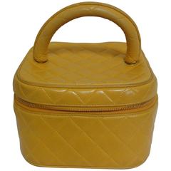 Vintage CHANEL yellow quilted lambskin cosmetic, make up case, mini handbag 3