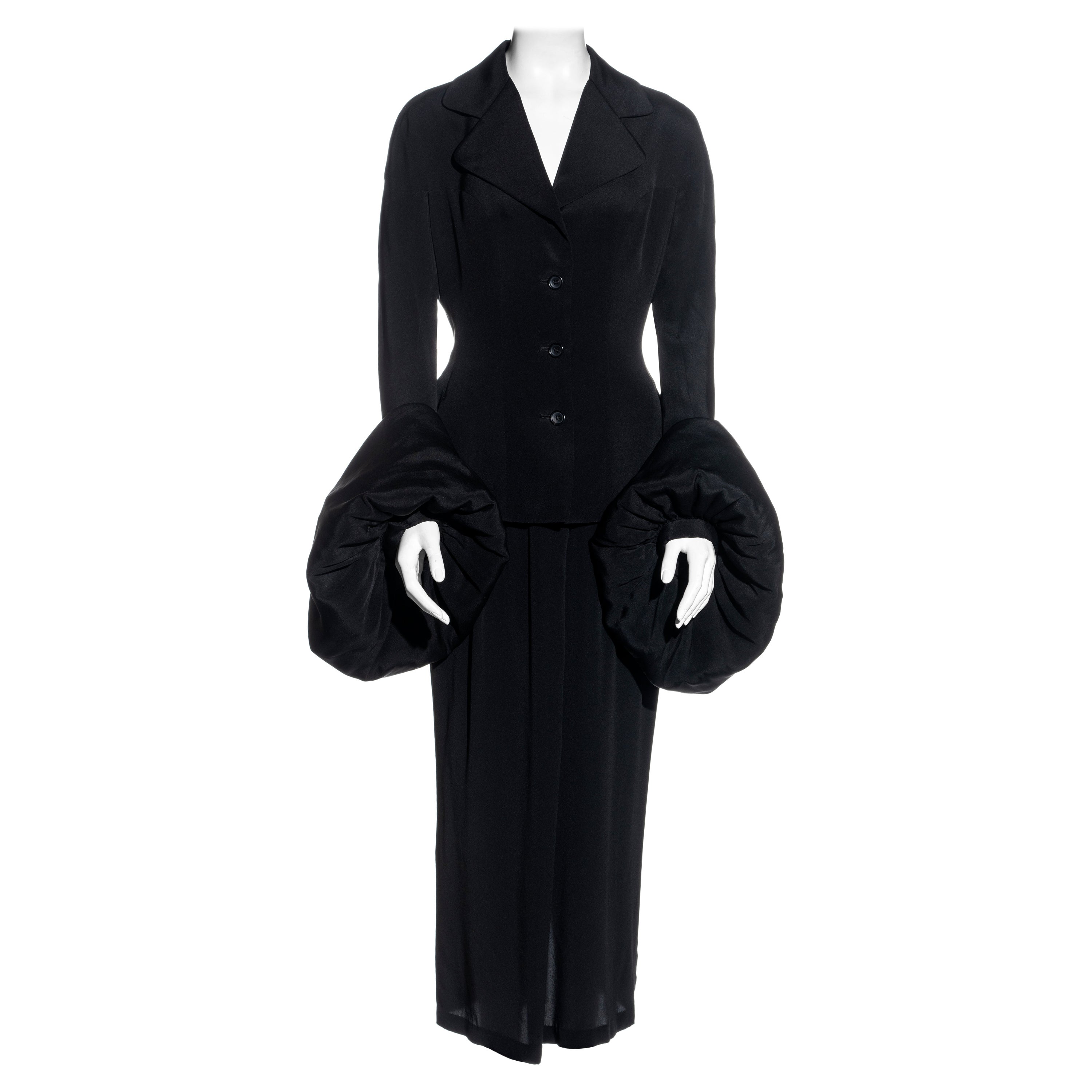 Tailleur jupe en soie noire Yohji Yamamoto avec manches volumineuses rembourrées, automne-hiver 2003