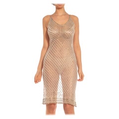 1920S MORPHEW COLLECTION Assuit crema e oro realizzato con un abito in tessuto vecchio di 100 anni