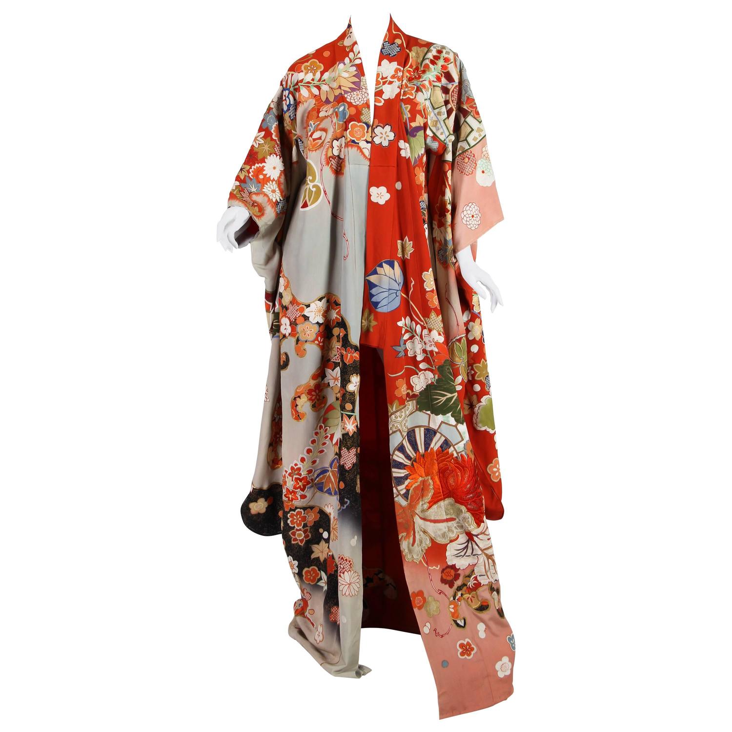 Very fine Hand Painted and Embroidered Antique Japanese Kimono For Sale