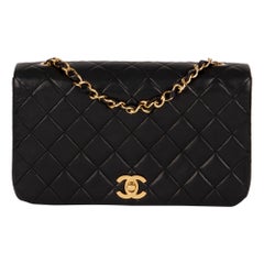Chanel Kleine klassische Vintage Chanel Tasche aus schwarzem gestepptem Lammfell mit einer vollen Klappe