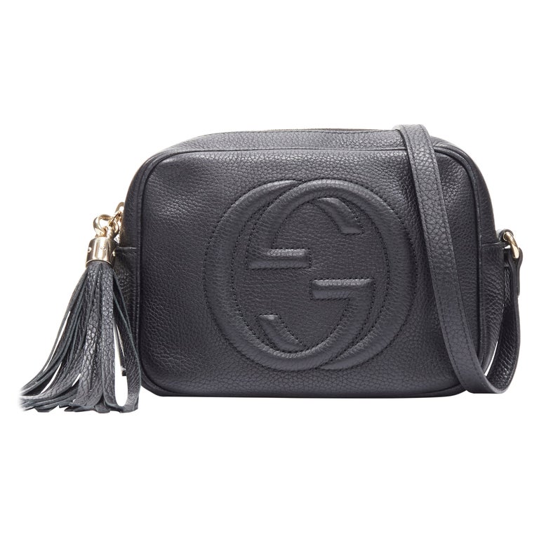 GUCCI Kleine Soho Crossbody Disco-Tasche aus schwarzem, gemasertem Leder  mit Quaste bei 1stDibs