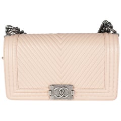 Chanel Hellbeige Chevron gesteppte Lammfell Medium Boy Tasche