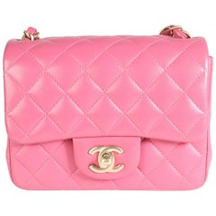 Quadratische Mini Classic Flap Bag aus gestepptem Lammfell von Chanel in Rosa