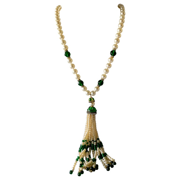 Chanel Collier sautoir vintage à pompon en verre coulé orné de diamants et  de perles - En vente sur 1stDibs