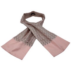 Hermès Rosa Ascot in Frankreich Seidenkrawatte Monogramm-Muster Rennpferd Schal/Wrap