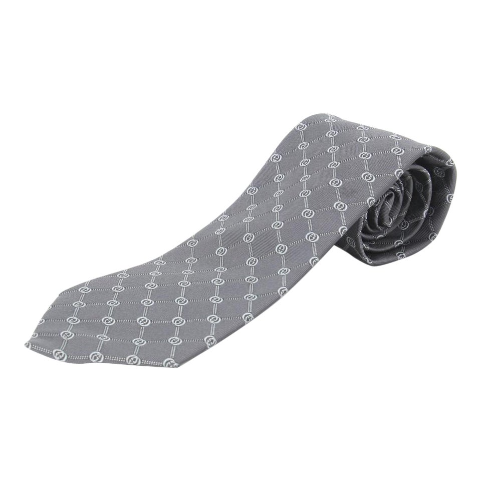 Cravate Gucci en soie grise et bleue froide à motif monogramme GG pour homme en vente