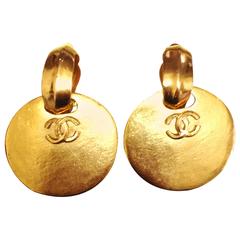 Vintage CHANEL large round dangling earrings with CC mark motif. Perfect jewelry 2