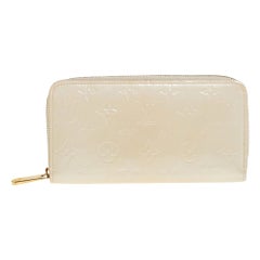 Louis Vuitton - Portefeuille à fermeture éclair monogramme Vernis en corail blanc