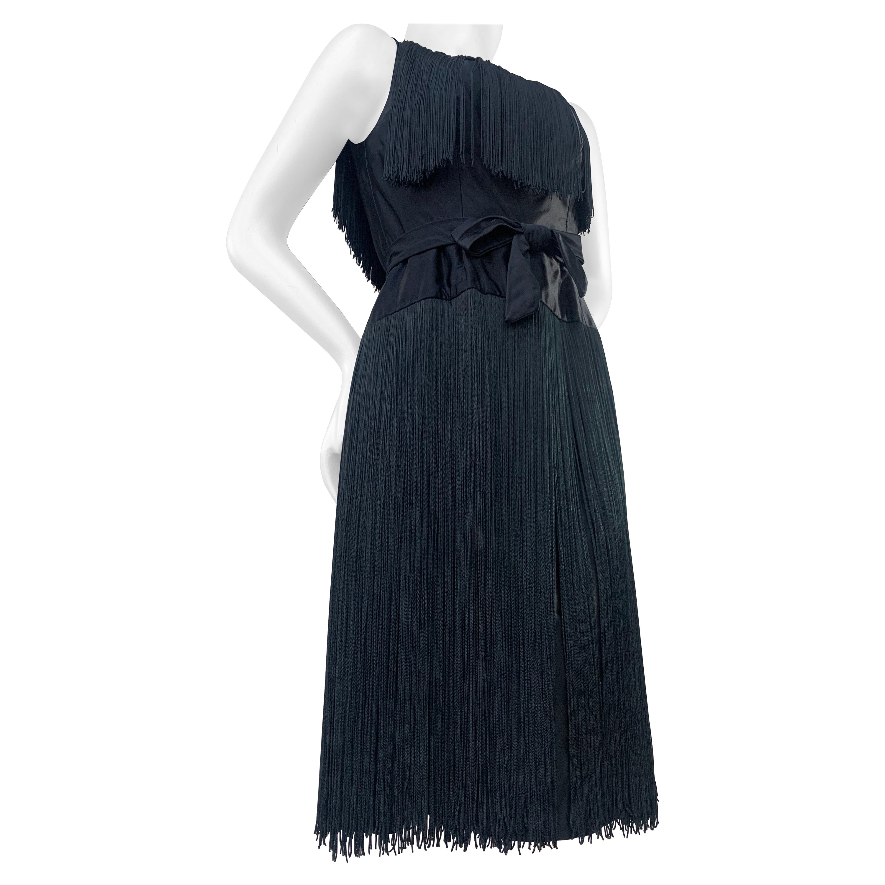Saks Fifth Avenue - Robe fourreau en satin de soie noir avec longue frange épaisse, 1961  en vente