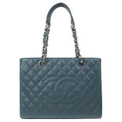 CHANEL, Grand fourre-tout de shopping en cuir bleu 