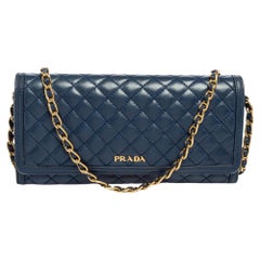 Prada Blaues gestepptes Leder Portemonnaie an Kette