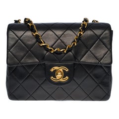 Chanel Mini sac à bandoulière à rabat intemporel en cuir d'agneau matelassé noir,  GHW