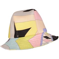 Sombrero Emilio Pucci con estampado de colores