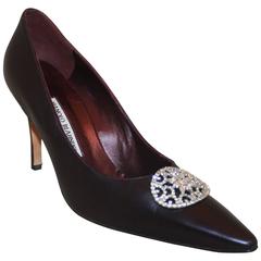 Escarpins Manolo Blahnik en cuir aubergine métallisé avec pendentif en strass, neuves, taille 40,5