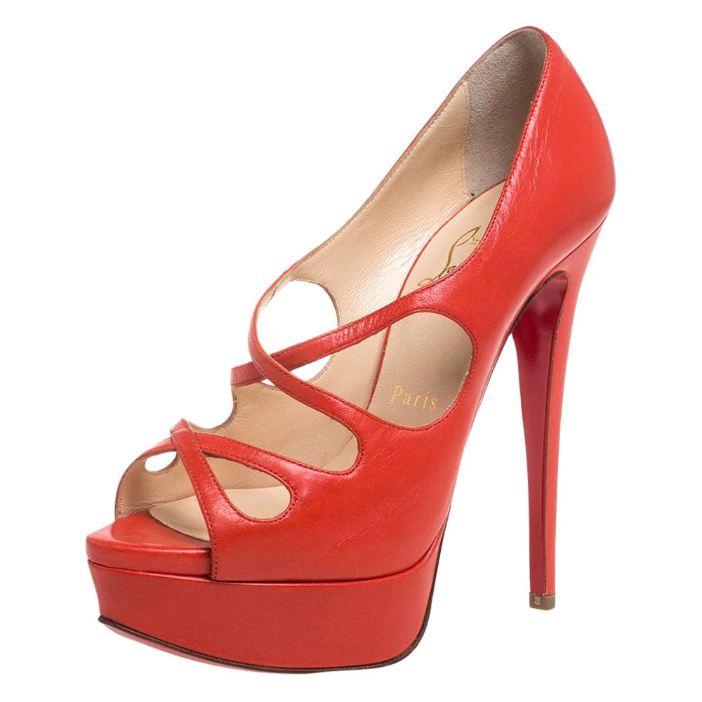 Christian Louboutin Mademoi Criss Cross Peep Toe Pumps aus orangefarbenem Leder Größe 36,5 im Angebot