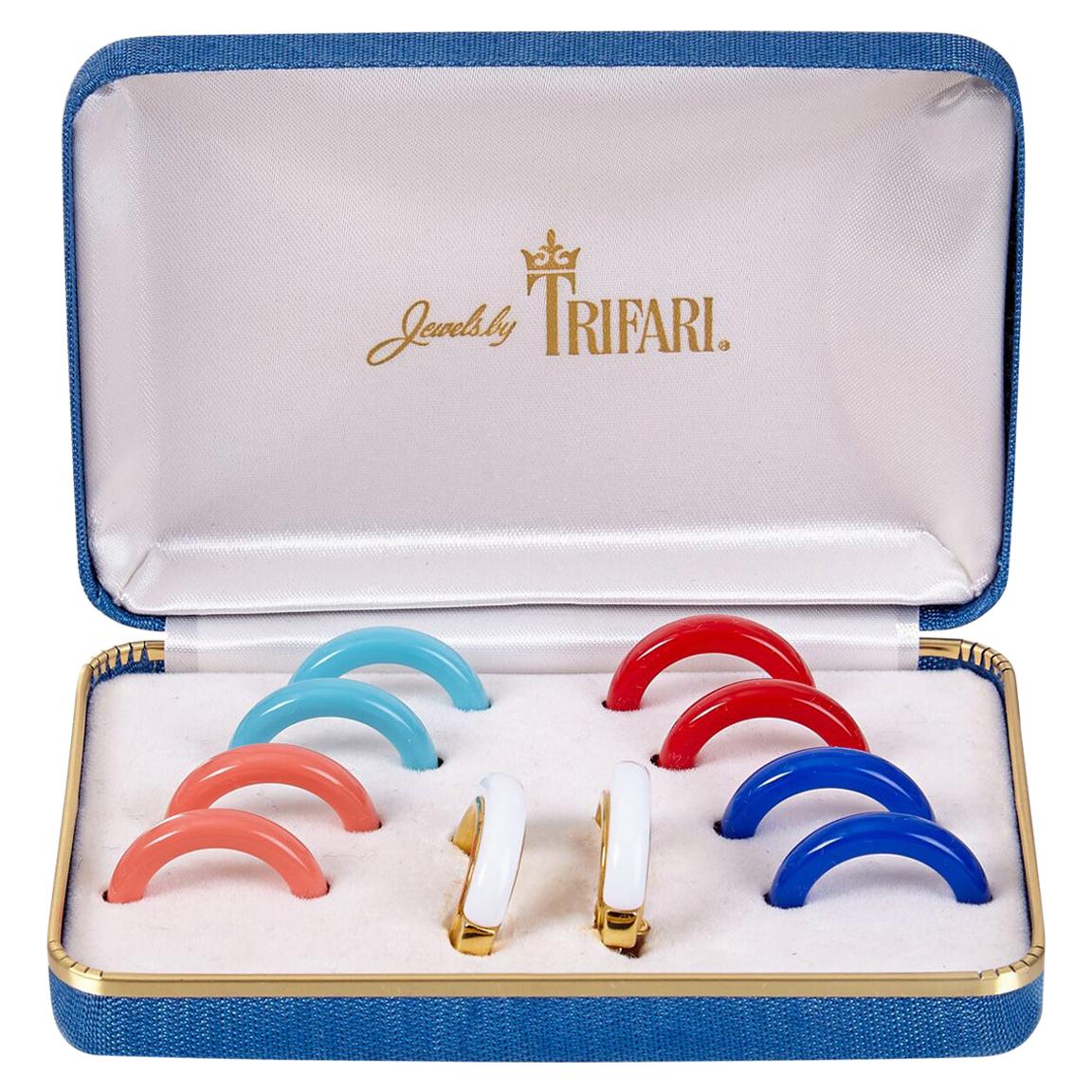 Trifari - Ensemble de boucles d'oreilles et créoles en lucite en forme de boîte des années 1950 en vente