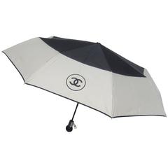 Chanel Schwarz und Elfenbein Nylon Regenschirm in Chanel Box