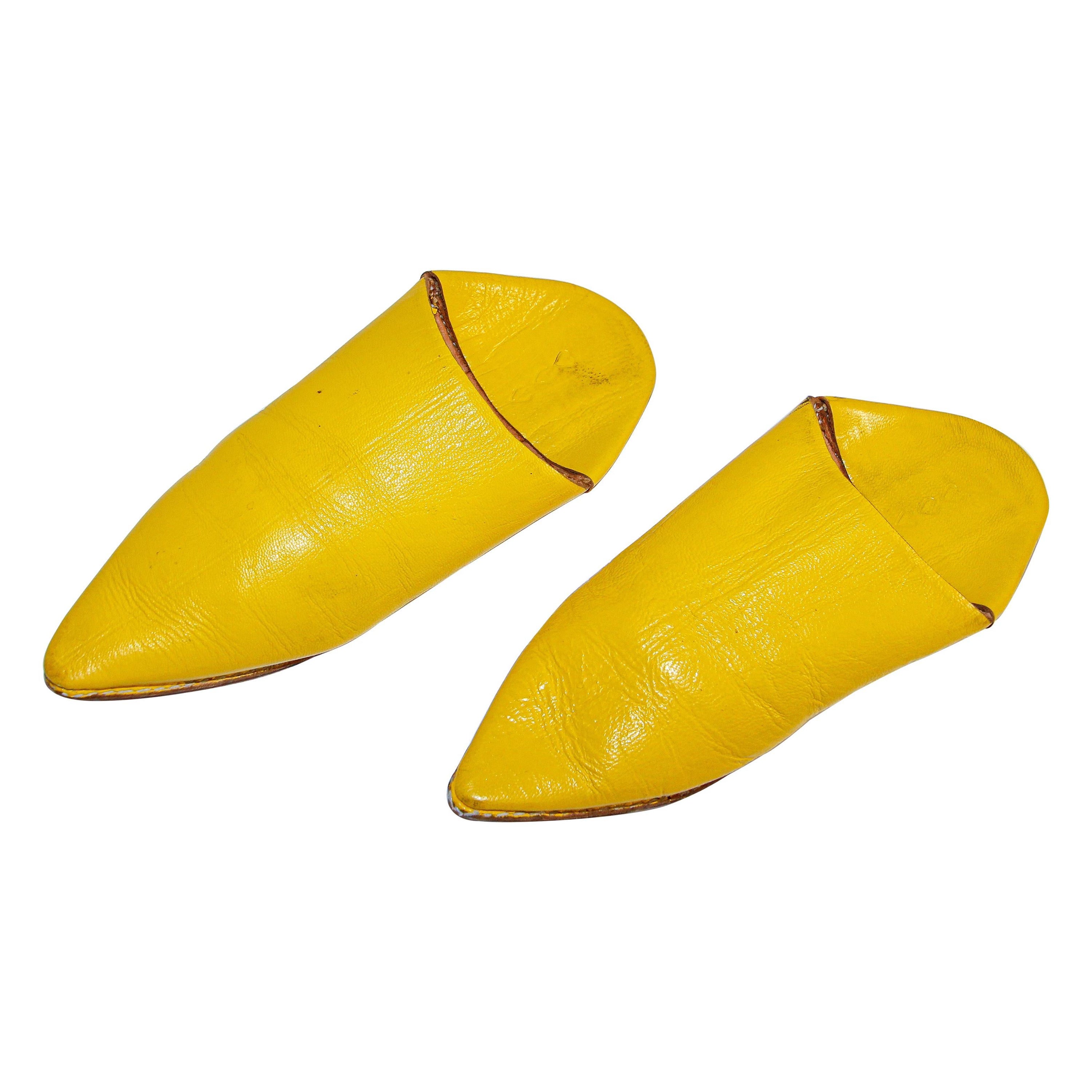 Marokkanische handgefertigte gelbe Lederslippers mit spitzen Schuhen im Angebot