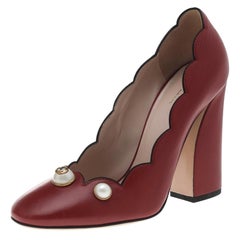 Gucci Pumps mit Blockabsatz aus rotem Leder und Weide mit Perlenverzierung, Größe 38