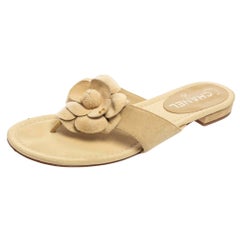 Chanel Beigefarbene flache Zehensandalen aus Wildleder CC mit Kamelienblume Größe 38,5