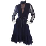 Kiki Hart - Robe à volants avec ceinture et nœud papillon en mousseline de soie bleu marine avec illusion d'illusion, années 1960