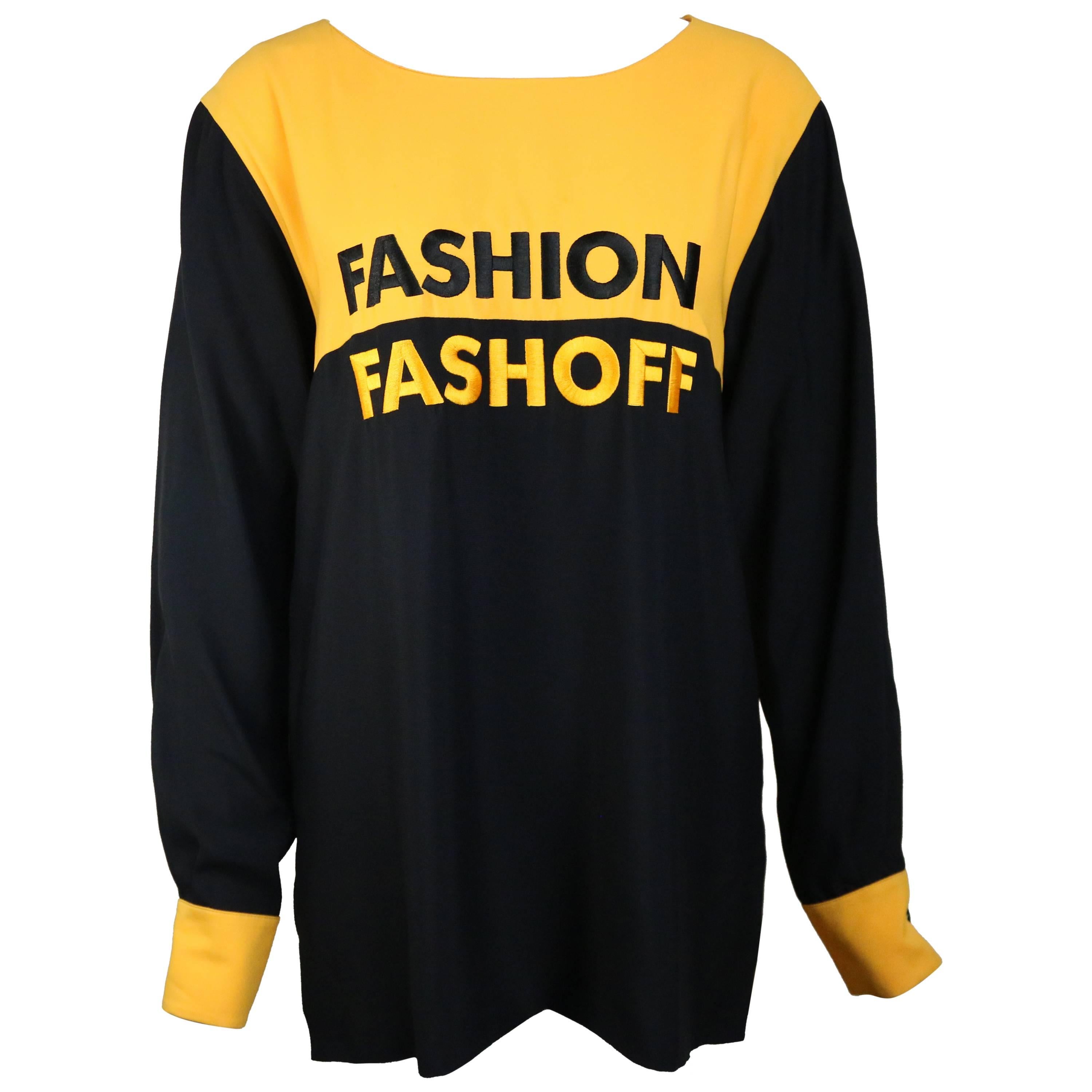 Moschino Couture Slogan „Fashion and Fashoff“ Langarmblusen mit Farbblockmuster im Angebot