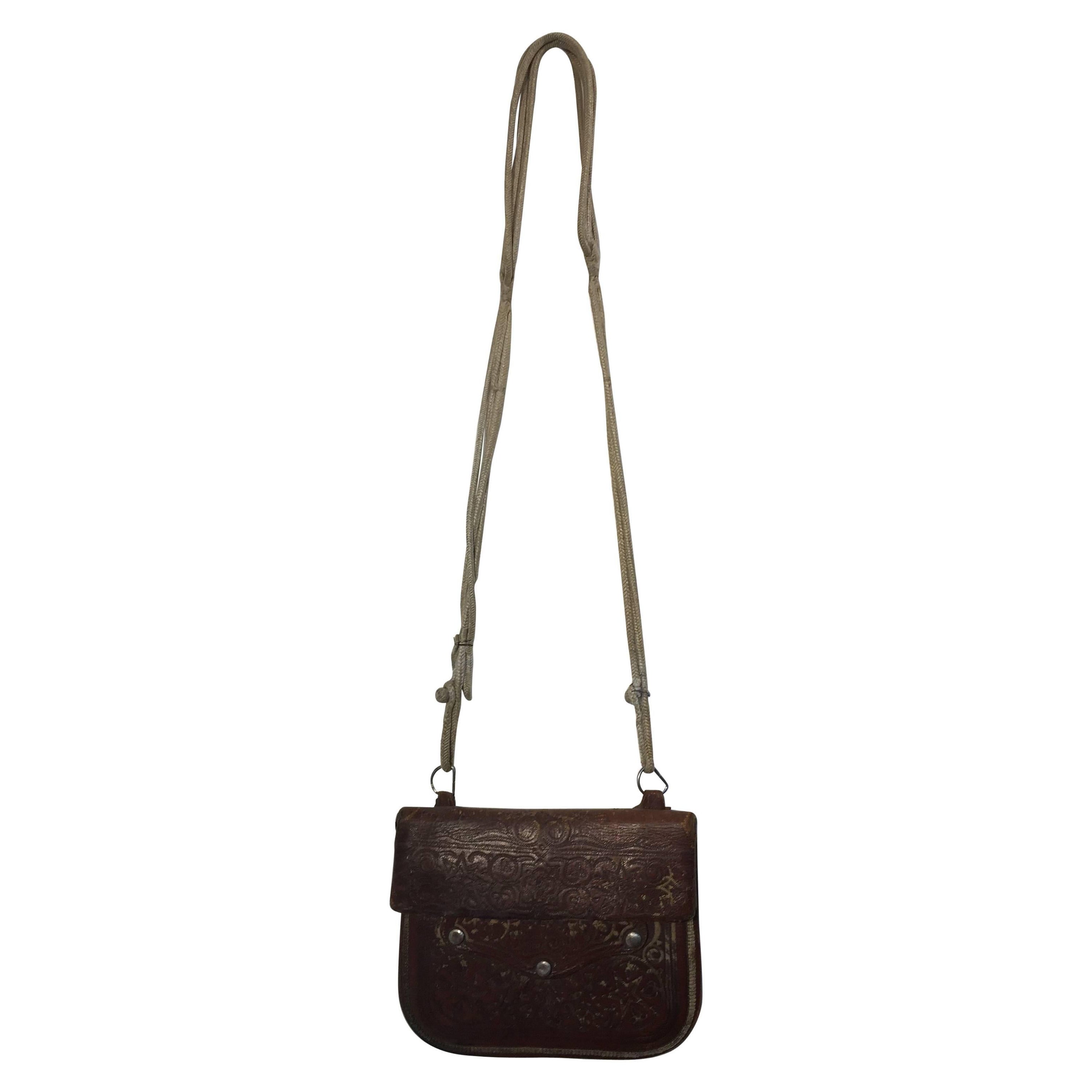 Bolso tribal bereber de cuero marroquí trabajado a mano en venta