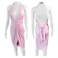 Versace S/S 2005 Laufsteg Tief ausgeschnittenes Hi-Low-Kleid mit offenem Rücken und rosa Rüschen