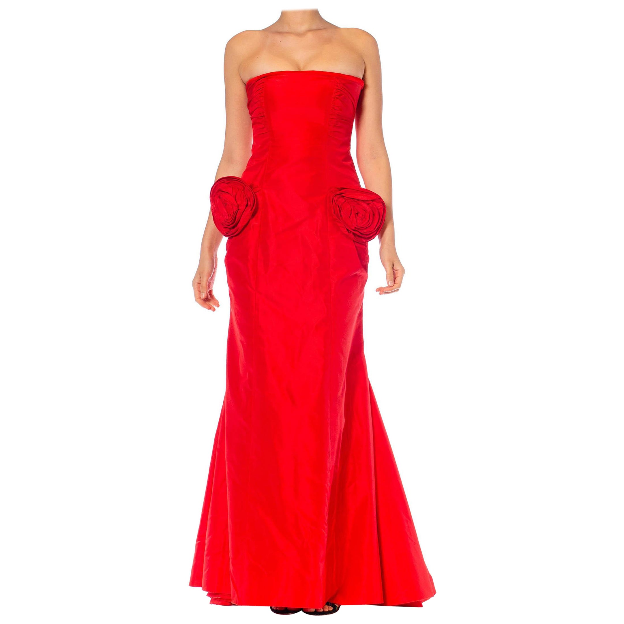 1980er Valentino Rotes trägerloses Seidentaft-Kleid mit Fischschwanz-Schleppe und Rosette P im Angebot
