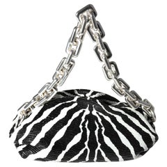 Kettenbeutel aus Zebra-Kalfsleder von Bottega Veneta in Schwarz & Weiß