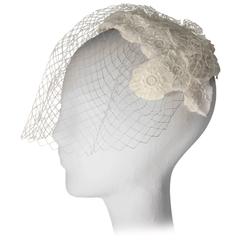 1950s White Floral Crochet Lace Vintage Bridal Cocktail Hat with Veil 