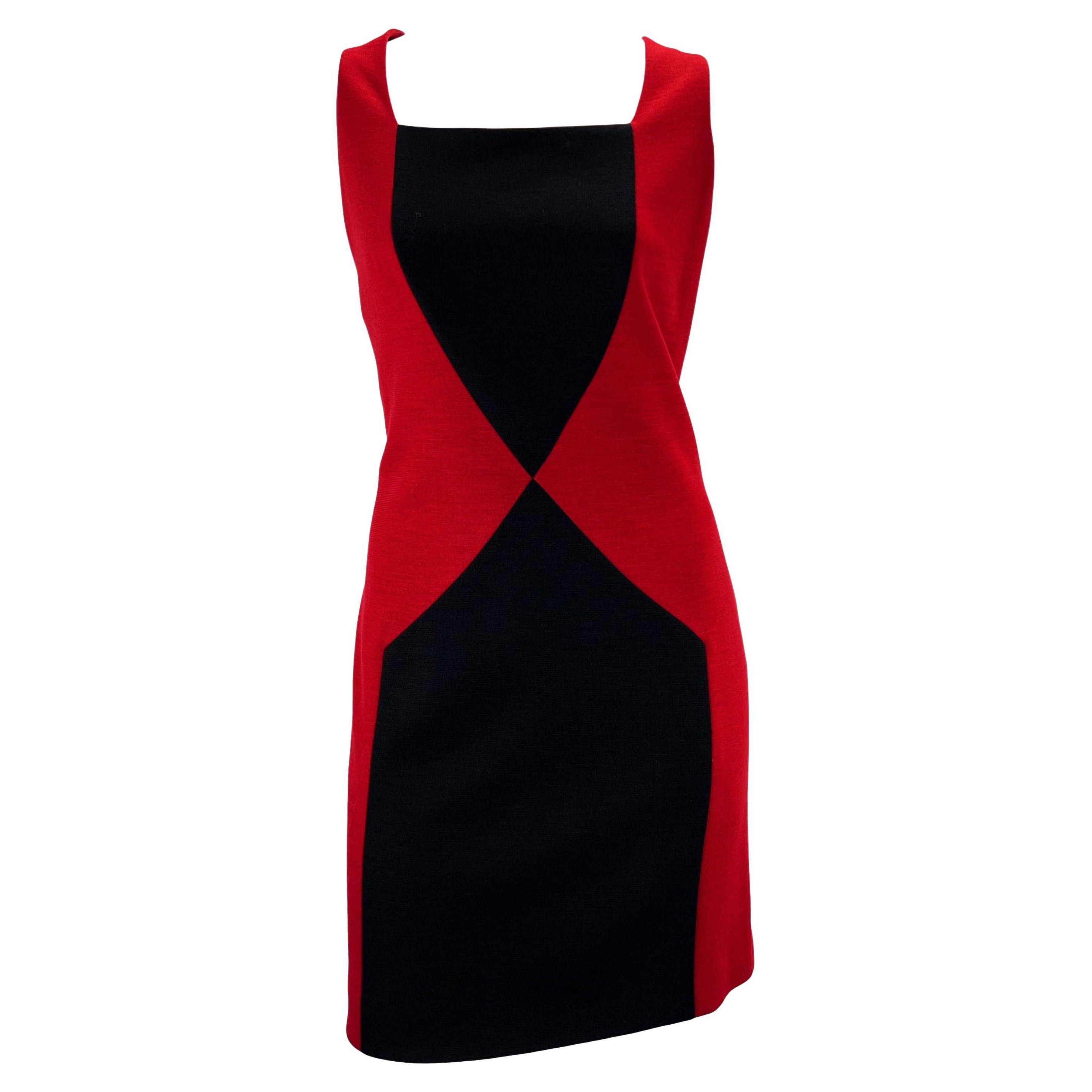 H/W 1997 Gianni Versace Couture Laufsteg Rotes ärmelloses Kleid mit Farbblockmuster