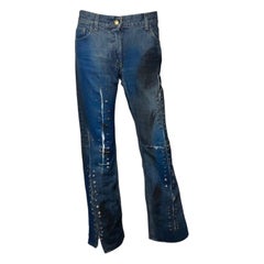 Dolce & Gabbana SS 2001: jeans punk graffiti con spille di sicurezza