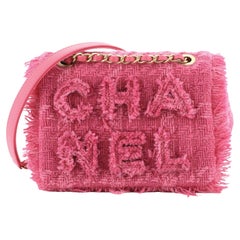 Chanel - Sac à rabat en tweed matelassé avec logo géant, petit modèle