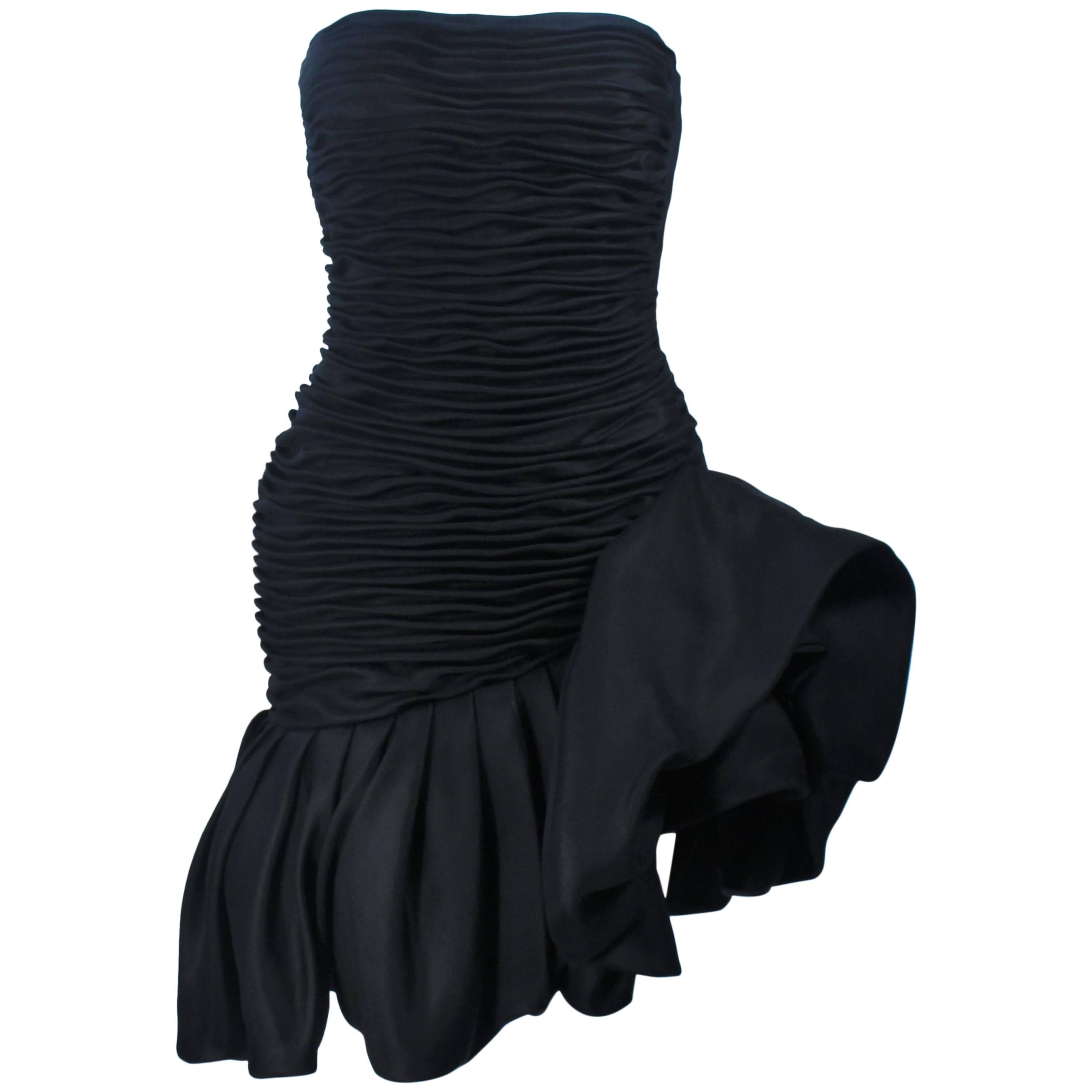 UNGARO Vestido de cóctel fruncido de seda negra con detalle de volantes Talla 4-6 en venta
