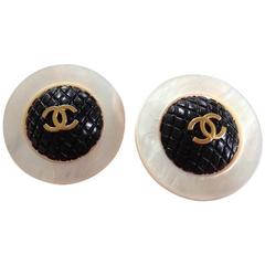 Vintage CHANEL extra large round shell earrings with black and golden CC motif. 