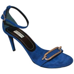Balenciaga - Chaussures à talons en daim bleu électrique avec bride à la cheville et boucle argentée - 38,5