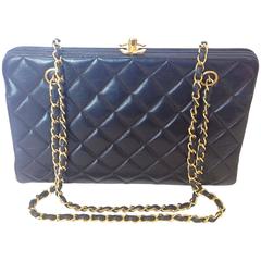 Vintage CHANEL black leather chain shoulder bag with golden CC kiss lock closure 1