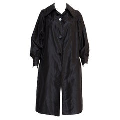 1960er Jahre Carven Schwarzer Seiden-Trenchcoat