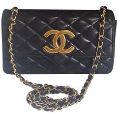 80's vintage CHANEL black lambskin shoulder bag with golden large CC 2.55 style.