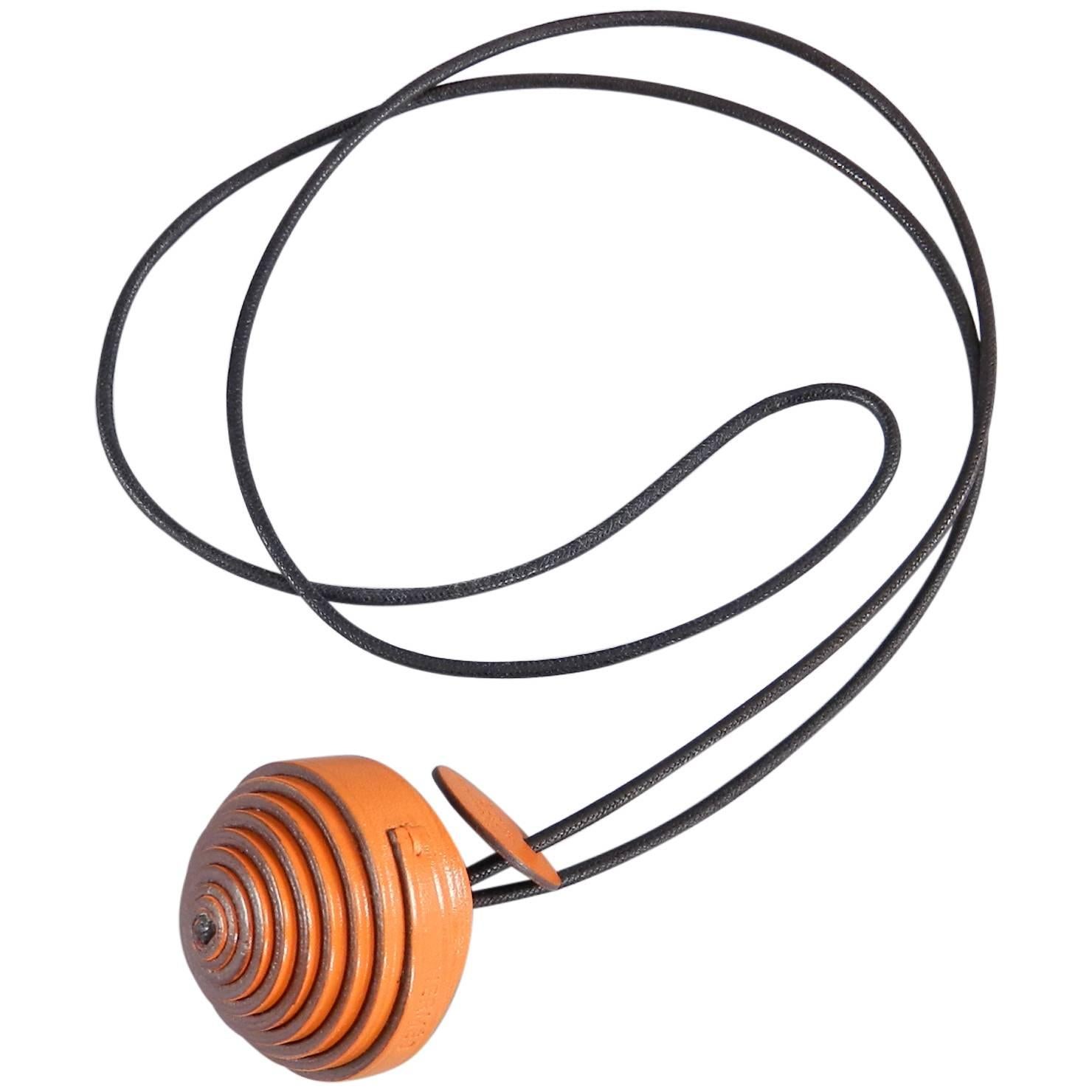 Hermès Collier de boules Jojoba en cuir enveloppé