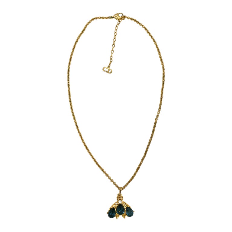 Christian Dior Collier pendentif vintage en forme d'abeille en or avec  bijoux dorés En vente sur 1stDibs