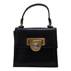 1990er Gianni Versace Schultertasche/Handtasche aus blauem marineblauem Leder mit goldenen Silberbeschlägen