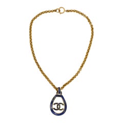 Chanel Vintage Gold getönte blaue Logo-Anhänger-Halskette mit Logo-Anhänger, 1993