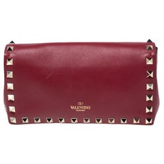 Valentino Rote Clutch aus Leder mit Nieten und Kette
