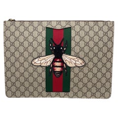 Gucci Bienen-Pochette GG Supreme