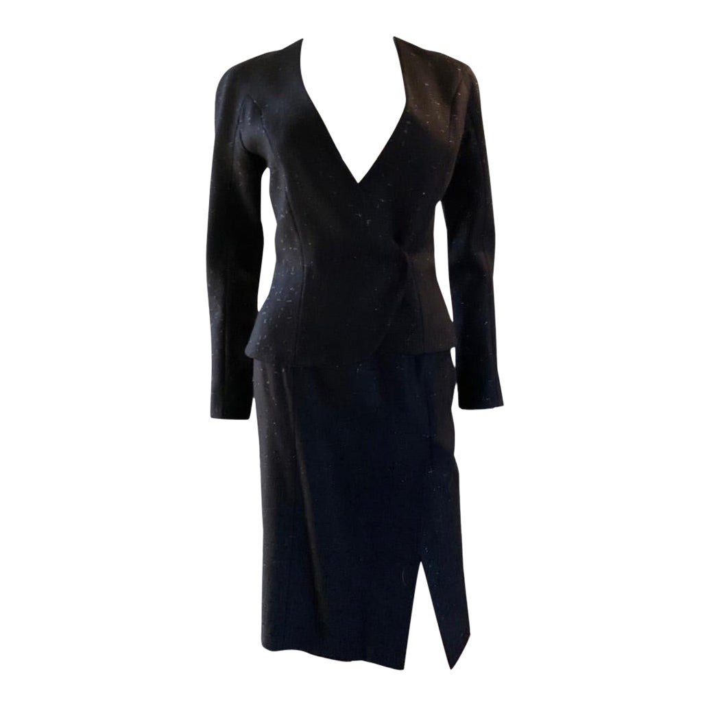 Ein sehr sexy und gut sitzender Anzug von Oliver Theyskens. Eine taillierte, architektonisch geformte Jacke mit optimalem Gürtel und ein sexy, taillierter Bleistiftrock mit Frontschlitz. Der Stoff ist einzigartig. Es handelt sich nicht um einfache