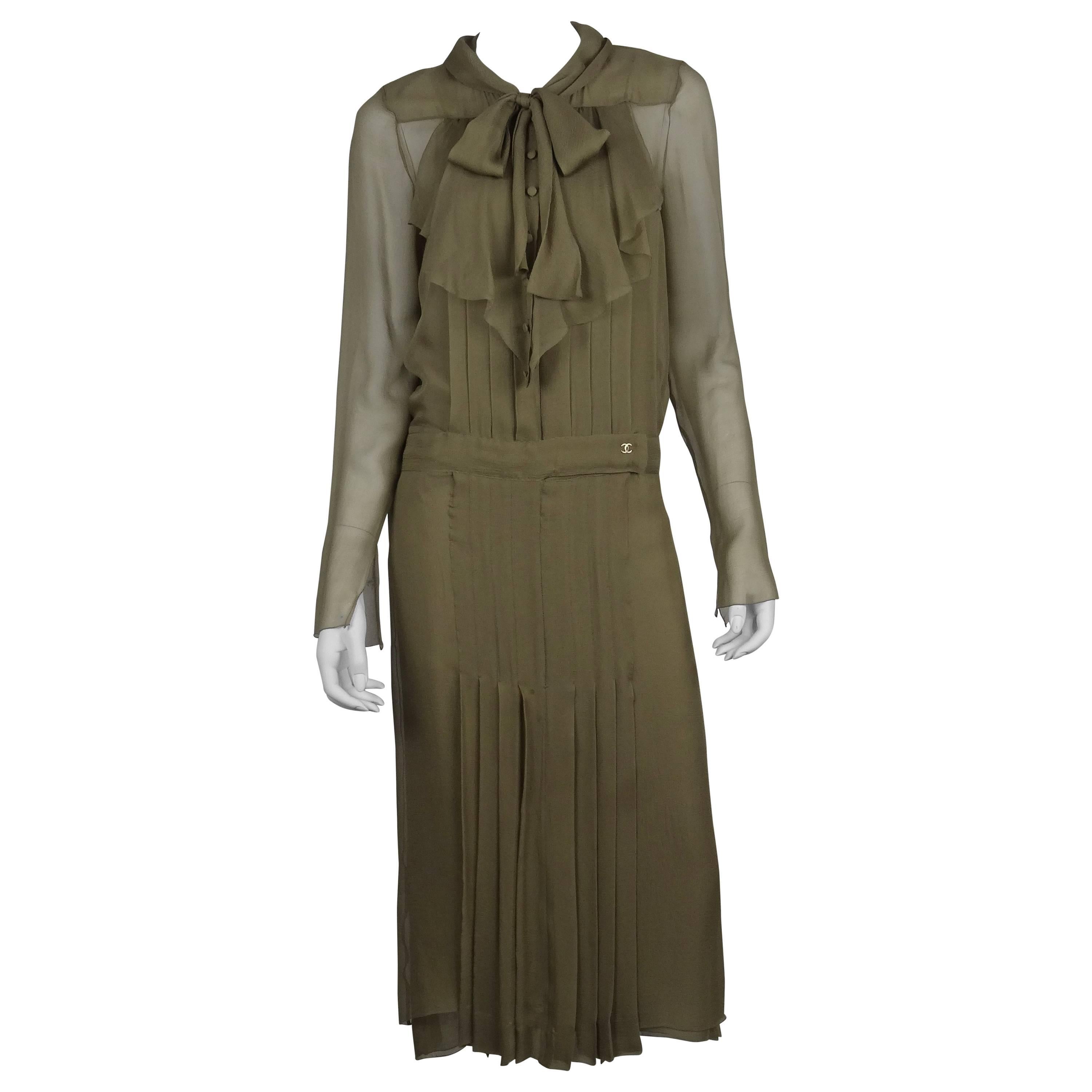 Chanel 2004A Taupe 1920s Style Pleated Sheer Silk 3/4 Length Dress With Bow FR38 For Sale