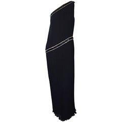 Jill Richards para I. Magnin Vestido plisado negro de seda con un hombro y pedrería
